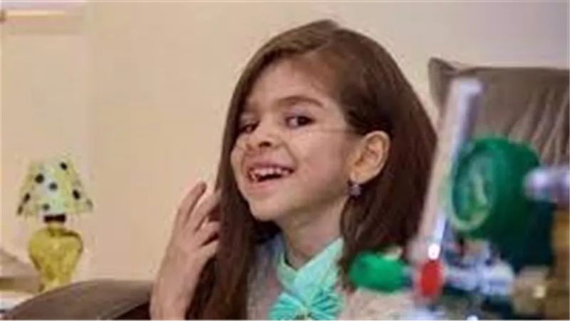 ماتت حزنا على والدها.. حكاية الطفلة حلا الشهري التي أبكت الوطن العربي | شاهد