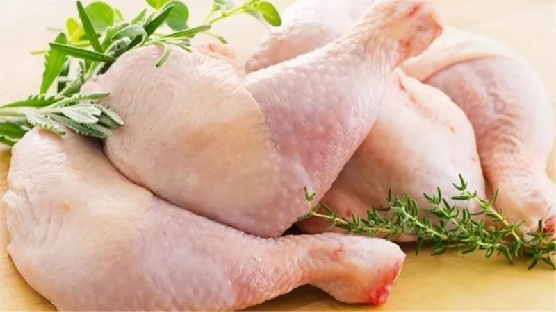 تعرف على السبب.. لماذا يظهر لحم الدجاج وكأنه يحتوي على دماء بعد الطهي؟