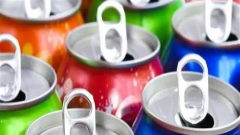 تصيبك بالأمراض.. احذر هذا الأمر عند شرب المياه الغازية من الكانز