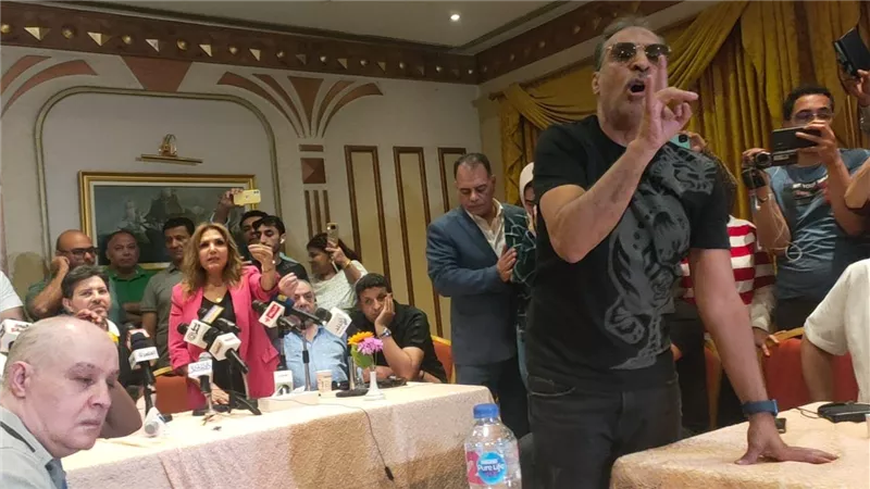 تعالى اقعد مكان النقيب..القصة الكاملة لمشادة هاني شاكر وسعيد الارتيست في مؤتمر اعتذار حسن شاكوش | فيديو