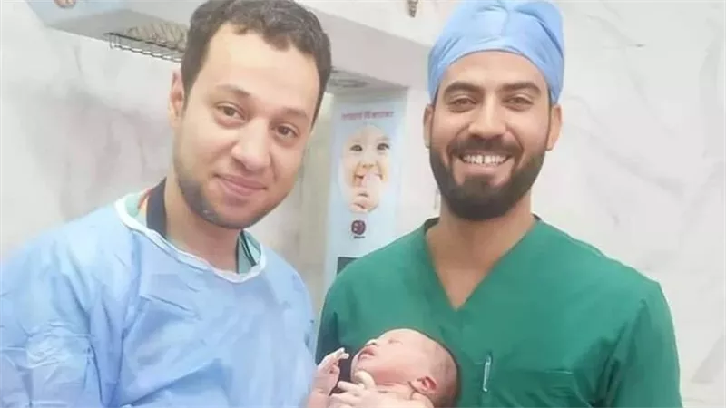 حامل بدون علمها.. دخلت المستشفى بمغص كلوي وخرجت بطفل في 13 دقيقة | شاهد