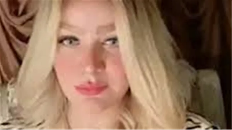 في أول ظهور لها.. ابنة شيماء جمال ترافق جثمان والدتها وانهيار الأسرة في الجنازة| فيديو