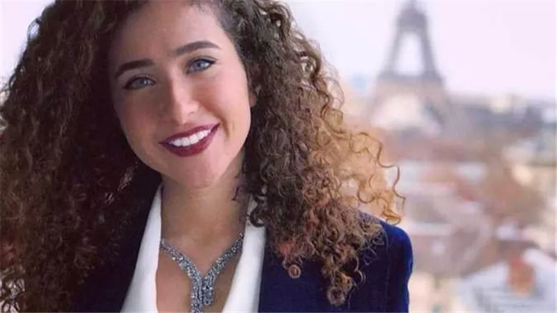 بنضرب رسم للفراعنة.. تفاصيل أزمة غادة والي والفنان الروسي بعد رسومات مترو كلية البنات