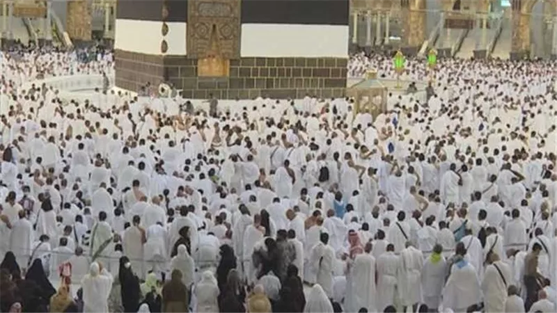 شاهد.. دموع ودعوات حجاج بيت الله الحرام بعد رمي الجمرات في مشعر منى | فيديو