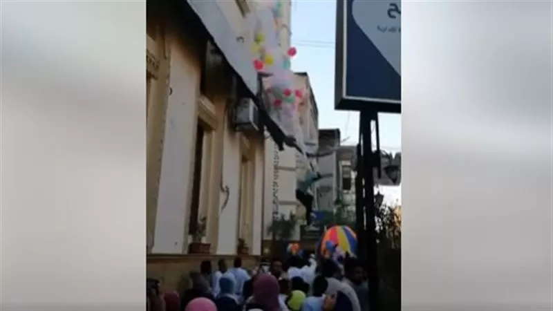 لقطات صادمة..لحظة سقوط شاب من أعلى مسجد أثناء إلقاء بالونات على المواطنين بسوهاج | فيديو 