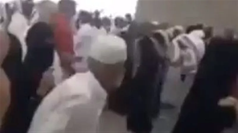 فش غله في ابليس.. تفاعل واسع مع فيديو لحاج يقذف الجمرات بشكل هيستيري | شاهد