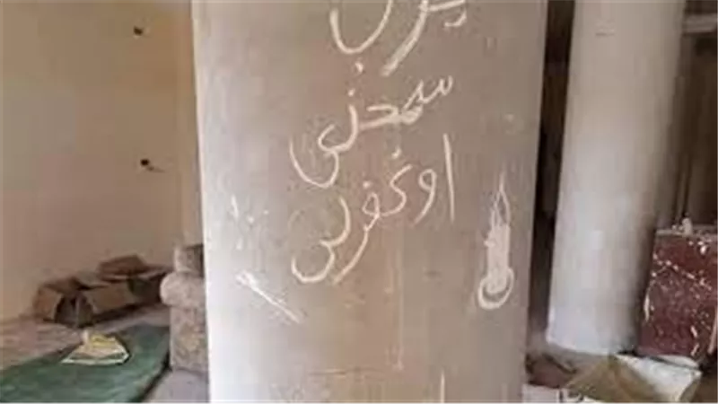 ترك رسالة مؤثرة على أعمدة المسجد.. حكاية شاب سرق الجامع من أجل علاج والدته | شاهد