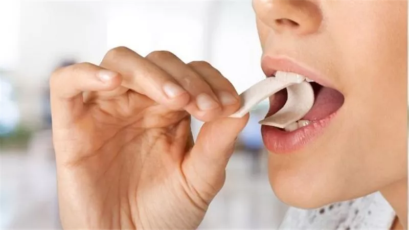 هذا ما يحدث عند ابتلاعها بالخطأ.. 5 فوائد لمضغ العلكة