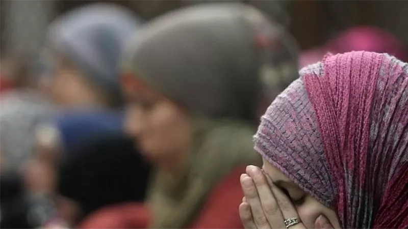 يجوز في حالة واحدة.. رد حاسم من «الإفتاء» على أداء صلاة الجنازة في المنزل | فيديو