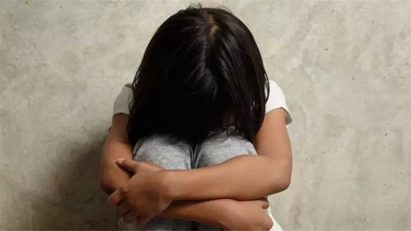 بتقوم من النوم مفزوعة..والد طفلة أسيوط يكشف تطورات حالتها الصحية بعد هتك عرضها في الملاهي