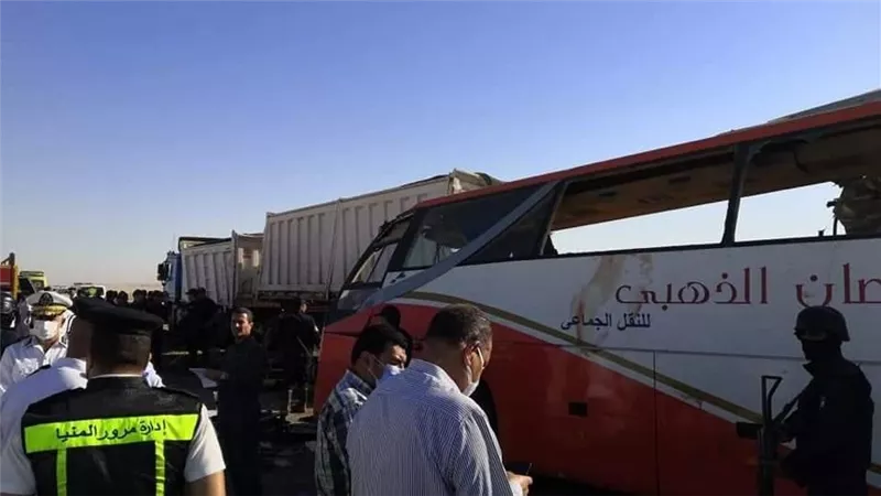 الكراسي طارت بالركاب.. ماذا جرى في مصرع وإصابة 55 مواطنًا على الصحراوي؟
