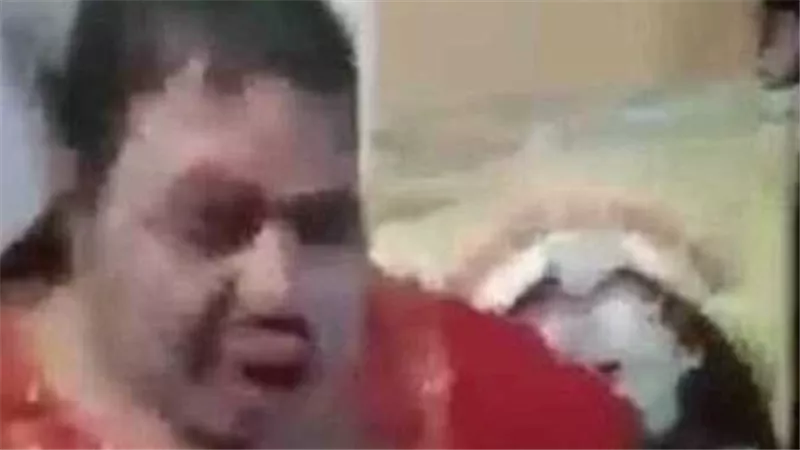 ضبطوه مع سيدة.. الداخلية تكشف تفاصيل جديدة في واقعة تصوير مواطن بقميص نوم في الفيوم 