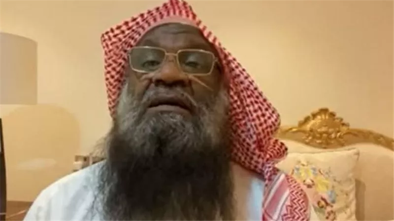 لتعلم اليهود أن في ديننا فسحة.. عادل الكلباني إمام الحرم المكي السابق يثير الجدل والحفيد السبب | شاهد