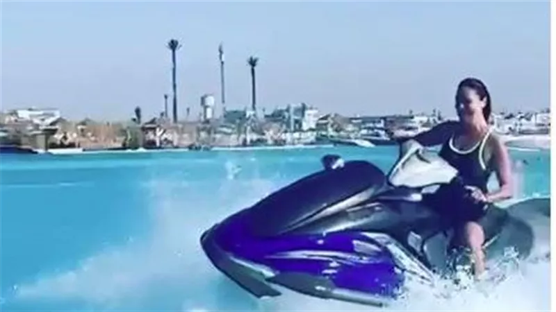 بالمايوه.. إطلالة مثيرة جديدة لـ نرمين الفقي وسط البحر | شاهد