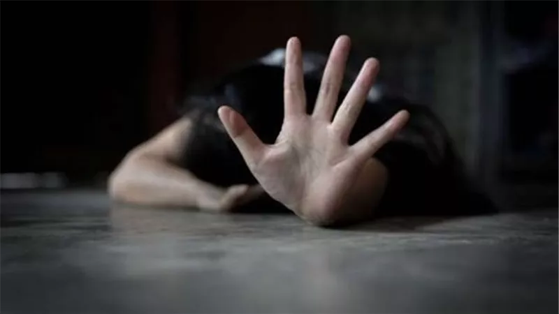 تفاصيل مثيرة..زوج الأم هتك عرض ابنتها والمحكمة تسجنه 