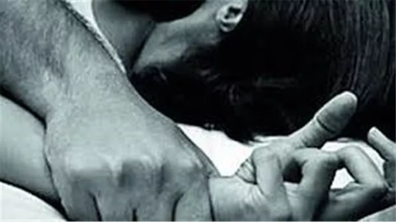 يمارسان الرذيلة بجوار طفل على جسده آثار تعذيب.. أم تبلغ الشرطة عن ابنها وعشيقته في قنا