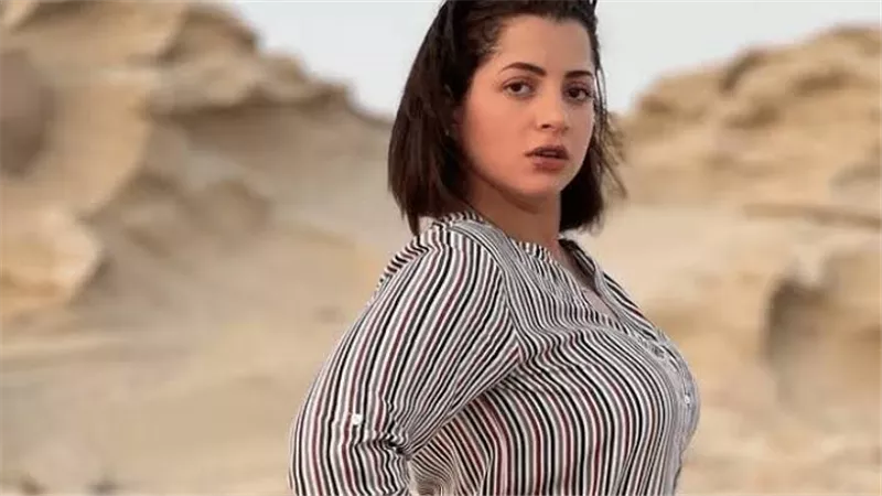 بـ مايوه فاضح.. منى فاروق تثير الجدل على البحر | شاهد
