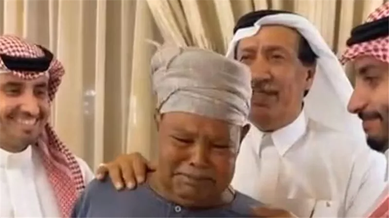 قبلوا رأسه ويديه.. سعوديون يحتفون بعامل مصري في حفل وداع بعد 40 عامًا | شاهد