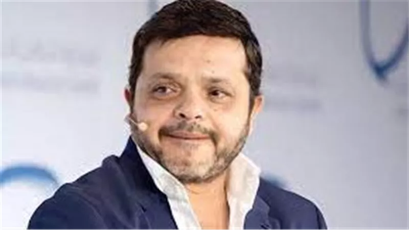 خان عهد كرش العيلة.. محمد هنيدي يسخر من ابنه بطريقة كوميدية | شاهد
