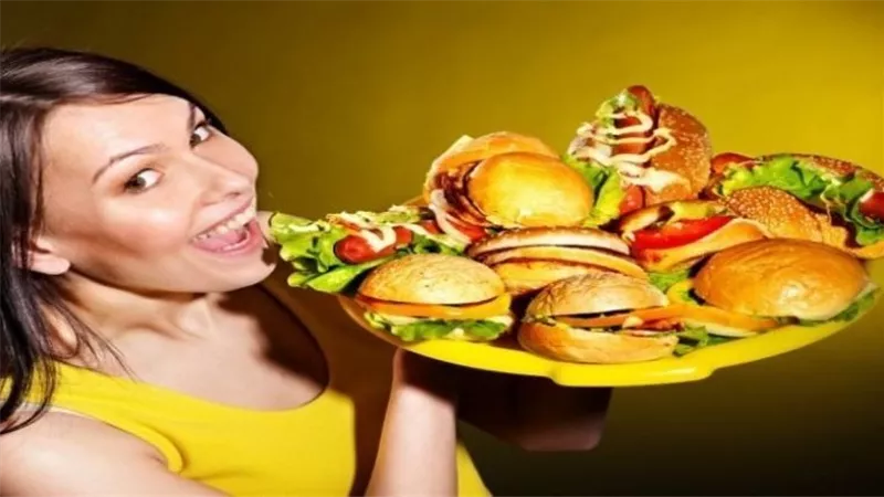 15 ضررا يهدد حياتك..ماذا يحدث لجسمك عند الإفراط في تناول الطعام؟