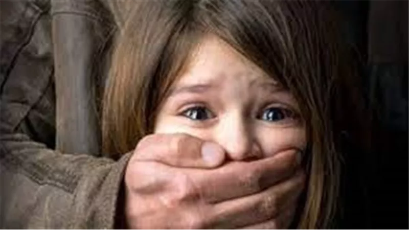 أختها كشفته.. الأهالي يضربون مسنًا تحرش بطفلة في الدقهلية