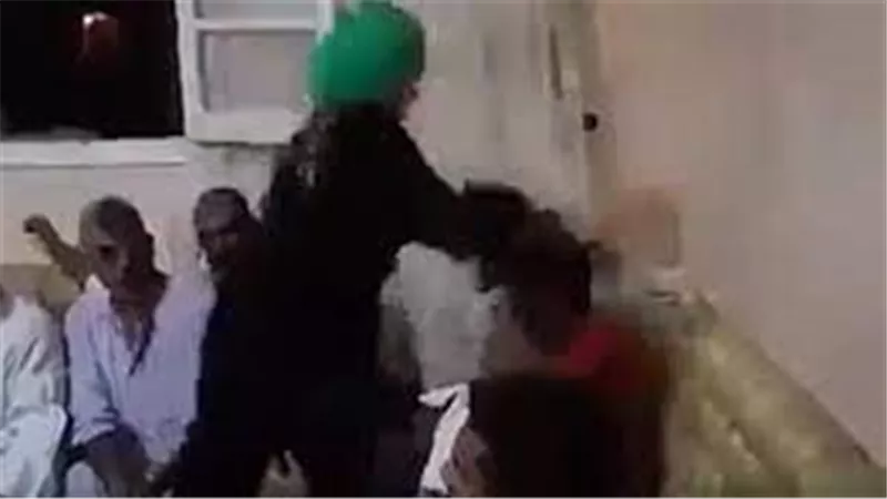 بالشبشب.. عقوبة ٣ شباب حاولوا تشويه سمعة فتاة في إحدى القرى | فيديو