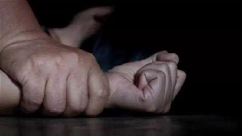 هربت عاريه للشارع.. التفاصيل الكاملة لقضية الحفلة الجنسية على فتاة المساج