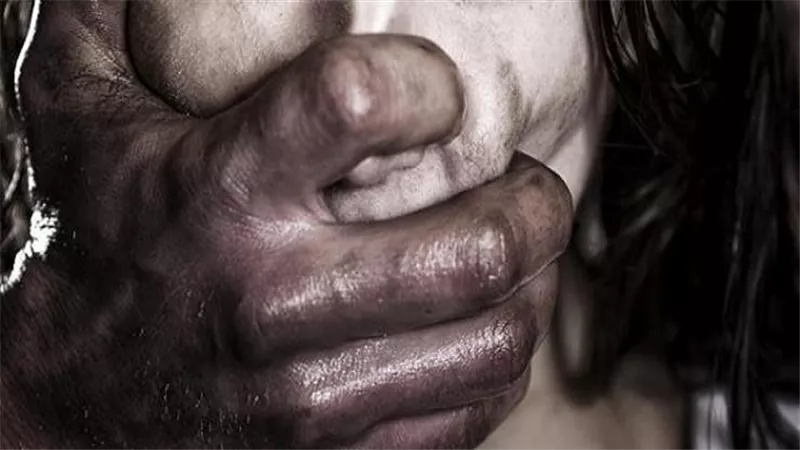 انتهك مواضع عفتها بغير رضاها..السجن 3 سنوات لكيميائي بتهمة هتك عرض فتاة بالجيزة