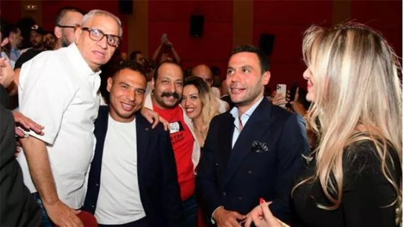 في العرض الخاص لفيلمه عمهم.. ظهور نادر لزوجة محمد إمام | شاهد