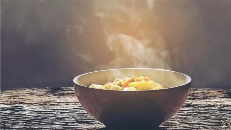 احذر..ماذا يحدث عند وضع الطعام الساخن مباشرة في الثلاجة؟