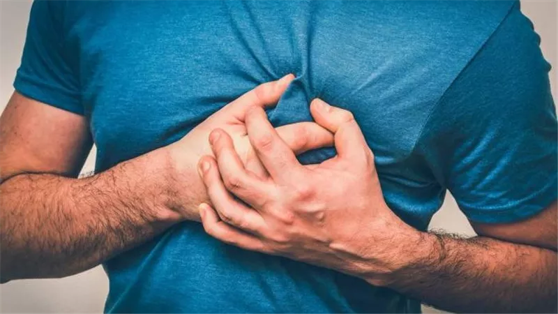 علامات لا تهملها..أعراض تحذيرية تنذر بالإصابة بنوبة قلبية