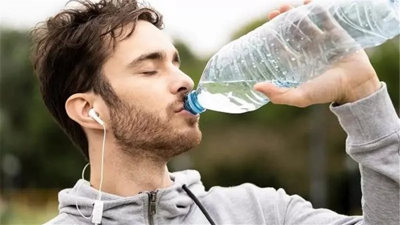 لن تتخيل..ماذا يحدث لجسمك إذا اكتفيت بالماء مشروبا لشهر واحد؟