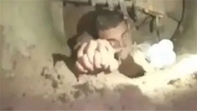 لقطات مثيرة.. لحظة استخراج عامل حيا من حفرة بعد تنقيبه عن الآثار بمنشأة القناطر | فيديو