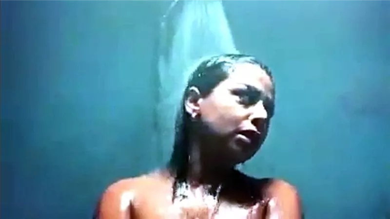 قلبت الساحة الفنية بفيديو من الحمام.. من هي الممثلة هند البلوشي؟ | شاهد