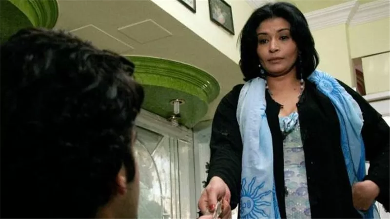 اعترافات مثيرة للفنانة صفوة: اتحبست مع 11 راجل في الحجز بسبب زوجي الثالث | فيديو