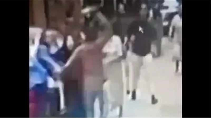 رجل و3 سيدات سحلوهم.. لقطات صادمة توثق ضرب مُبرح لسيدة وابنتها بالشارع | شاهد