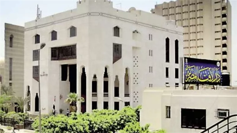 سافر من سنين ومش بيسأل.. سيدة تحسبن على زوجها و«الإفتاء» توضح الحكم | فيديو