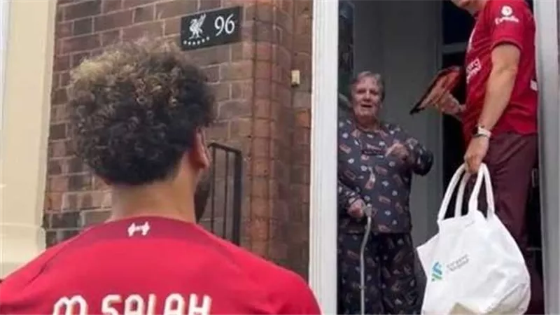 فرحة كبيرة..محمد صلاح يزور سيدة مسنة بمنزلها ويفاجئ أطفال في حديقة بـ ليفربول | فيديو