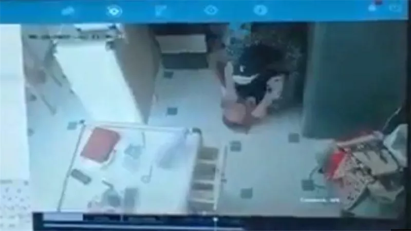 فيديو مروع.. اعتداء وحشي على دكتورة داخل صيدلية في الإسماعيلية | شاهد