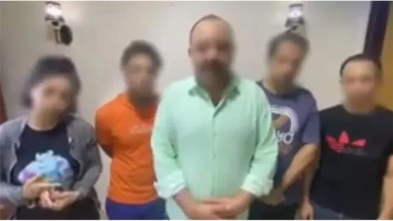 كمائن ولجان مرور وهمية.. تفاصيل القبض على أحمد الدسوقي أشهر ضابط مزيف في مصر | فيديو