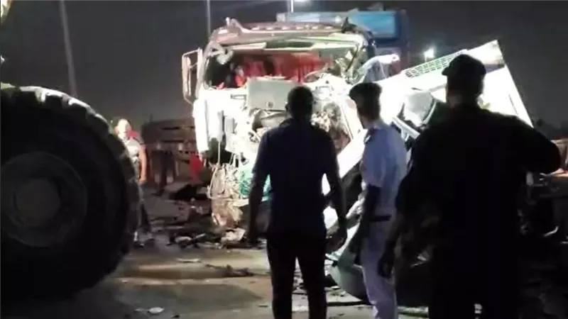 جثث في أكياس وحديد معجون..القصة الكاملة لتصادم تريلا و7 سيارات على الطريق الدائري