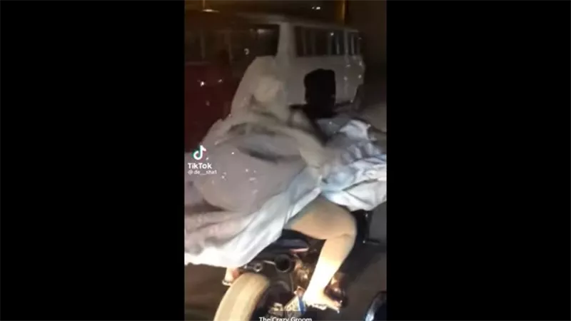 متابعون: «هما هربانين!»..فيديو لـ عروس تركب على موتوسيكل بفستان الزفاف يثير الجدل | شاهد