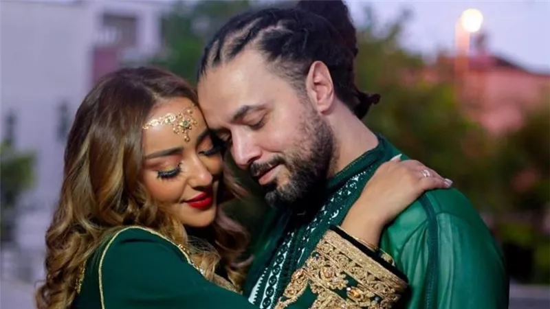 وصلة رقص مغربي تشعل السوشيال..عبد الفتاح الجريني يقبل جميلة البدوي في العمارية | فيديو