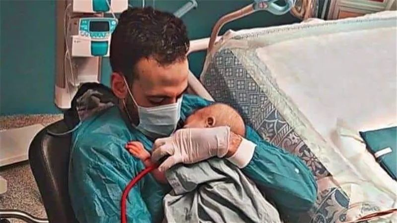 ​فيديو أثار تعاطفا كبيرا.. حكاية ممرض الأطفال في مستشفى 57357 | شاهد