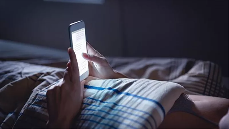 أستاذ بالأزهر يوضح حكم الشرع.. رجل يطلب من زوجته الانكشاف أمامه وممارسة العلاقة في مكالمات الفيديو | شاهد