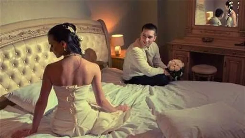 تفاصيل أغرب من الخيال.. رجل يبيع زوجته مقابل 3 كيلو ذهب وآخر لشراء هاتف محمول 
