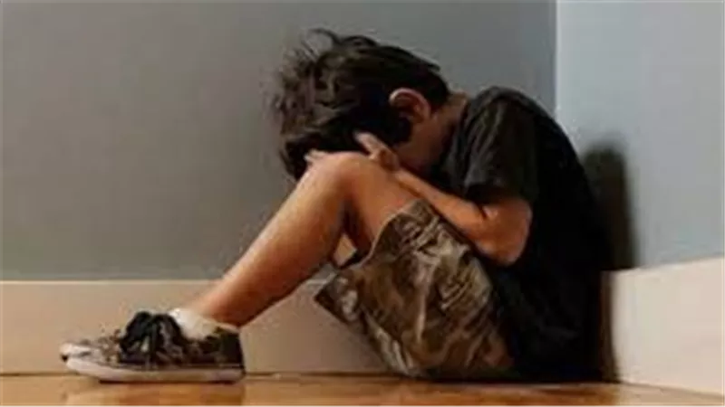 كسر عينه وصور كل حاجة لابتزازه ماليا.. اعترافات صادمة لوالدة طفل عزبة شلبي بعد هتك عرضه