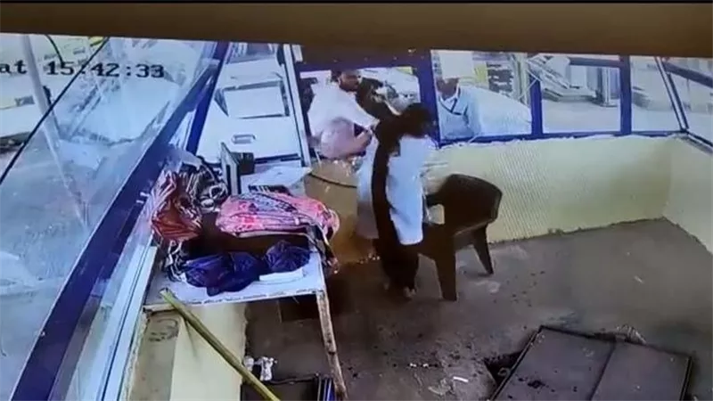 لن تتخيل السبب..رجل يصفع موظفة ورد فعل مفاجئ منها | فيديو