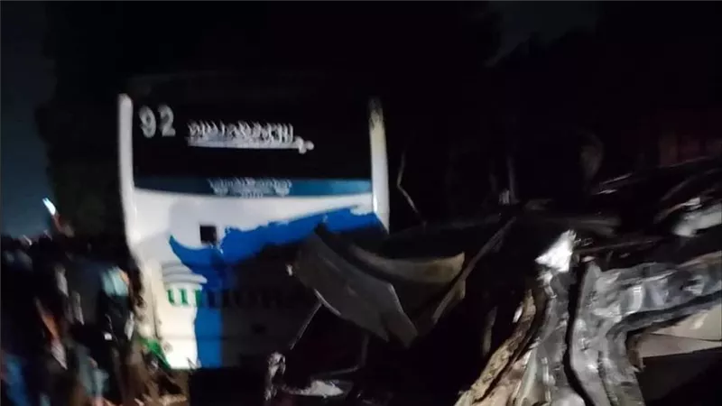 تفاصيل حادث الدائري المروع.. الأتوبيس دهس الملاكي ودخل في سوبر ماركت