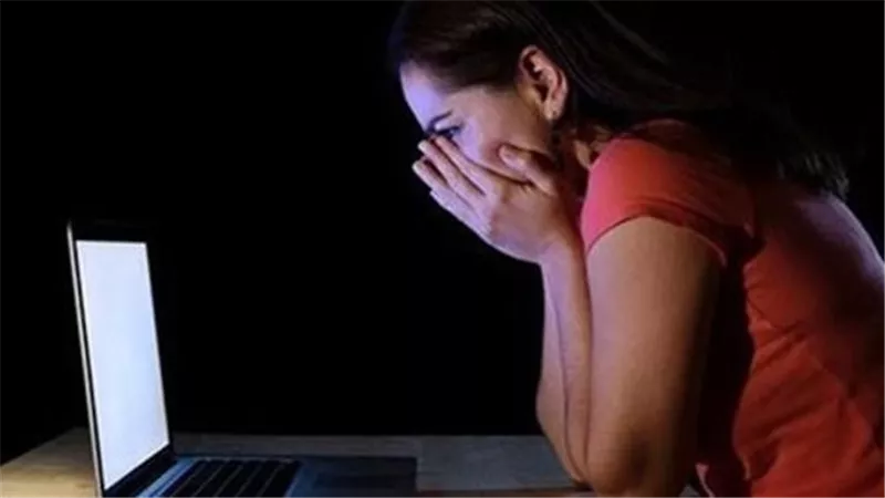 بنتك ماشية شمال..تفاصيل مثيرة في نص تهديدات مسؤولة بالتأمينات الإجتماعية